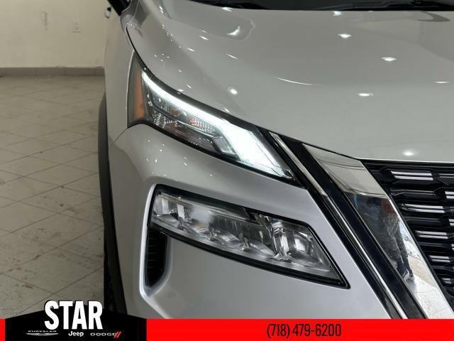 Photo of 2021 Silver Nissan Rogue