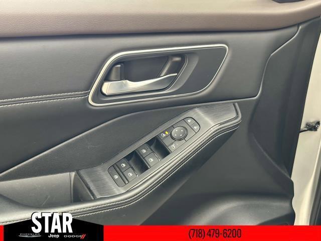 Photo of 2021 Silver Nissan Rogue