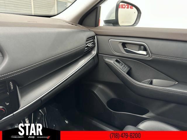 Photo of 2021 Silver Nissan Rogue