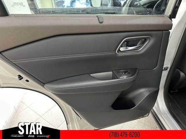 Photo of 2021 Silver Nissan Rogue