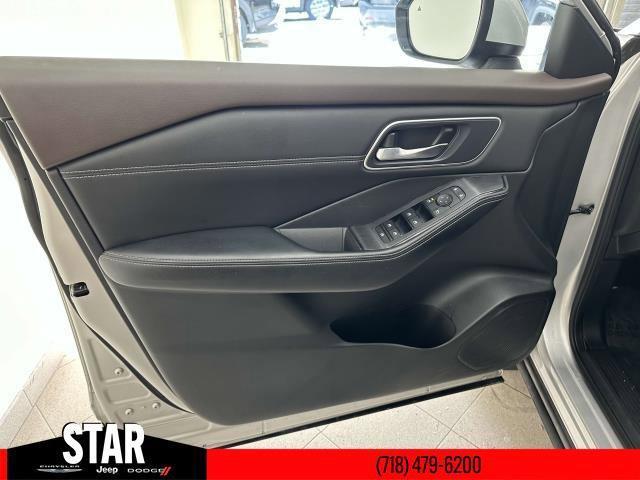 Photo of 2021 Silver Nissan Rogue