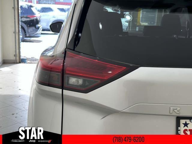Photo of 2021 Silver Nissan Rogue