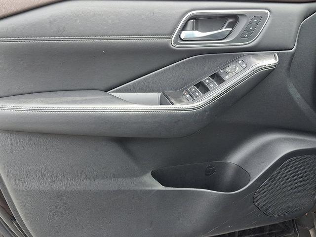 Photo of 2022 Super Black Nissan Rogue