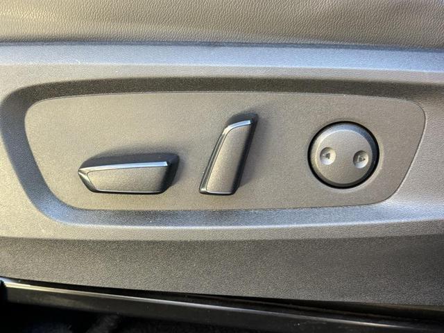 Photo of 2022 Pearl White Tricoat/Super Black Nissan Pathfinder