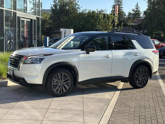 Photo of 2022 Pearl White Tricoat/Super Black Nissan Pathfinder