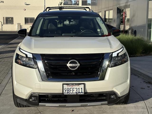 Photo of 2022 Pearl White Tricoat/Super Black Nissan Pathfinder