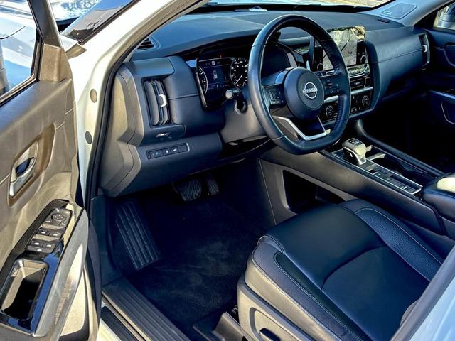 Photo of 2022 Pearl White Tricoat/Super Black Nissan Pathfinder