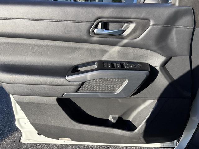 Photo of 2022 Pearl White Tricoat/Super Black Nissan Pathfinder