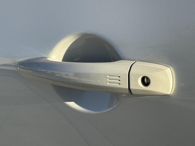 Photo of 2022 Pearl White Tricoat/Super Black Nissan Pathfinder