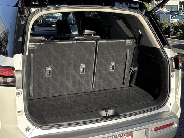 Photo of 2022 Pearl White Tricoat/Super Black Nissan Pathfinder
