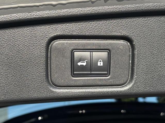 Photo of 2022 Pearl White Tricoat/Super Black Nissan Pathfinder