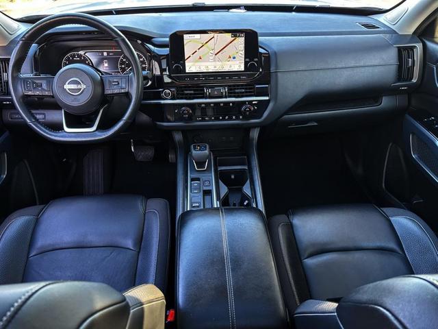 Photo of 2022 Pearl White Tricoat/Super Black Nissan Pathfinder