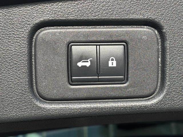 Photo of 2022 Pearl White Tricoat/Super Black Nissan Pathfinder