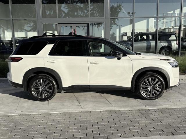 Photo of 2022 Pearl White Tricoat/Super Black Nissan Pathfinder