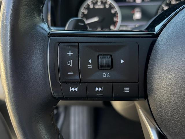 Photo of 2022 Pearl White Tricoat/Super Black Nissan Pathfinder