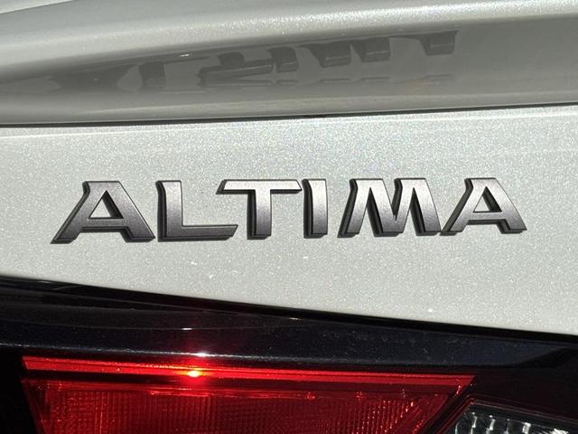 Photo of 2023 Pearl White Tricoat Nissan Altima