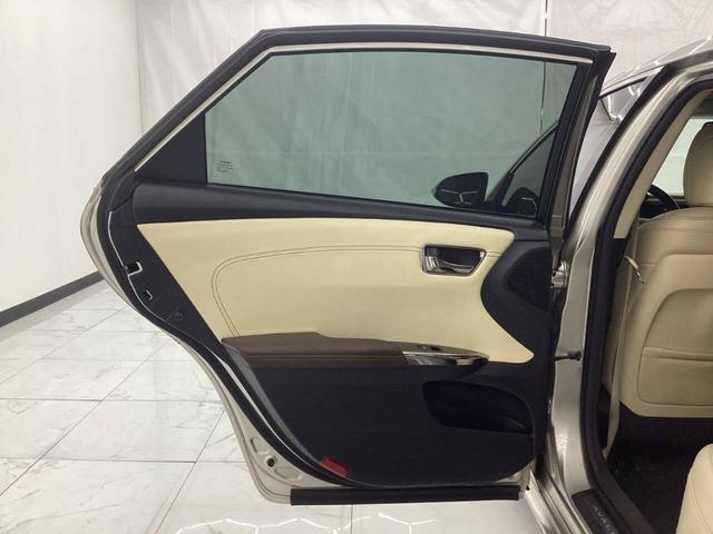 Photo of 2013 GOLD Toyota Avalon Hybrid