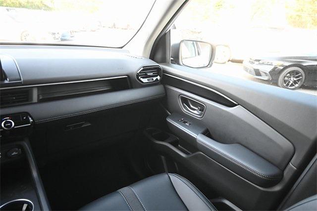 Photo of 2025 Platinum White Pearl Honda Pilot