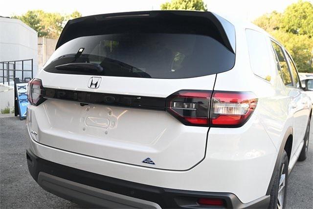 Photo of 2025 Platinum White Pearl Honda Pilot