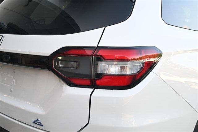 Photo of 2025 Platinum White Pearl Honda Pilot