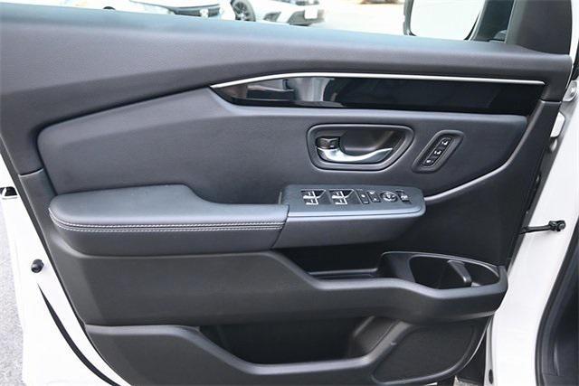 Photo of 2025 Platinum White Pearl Honda Pilot