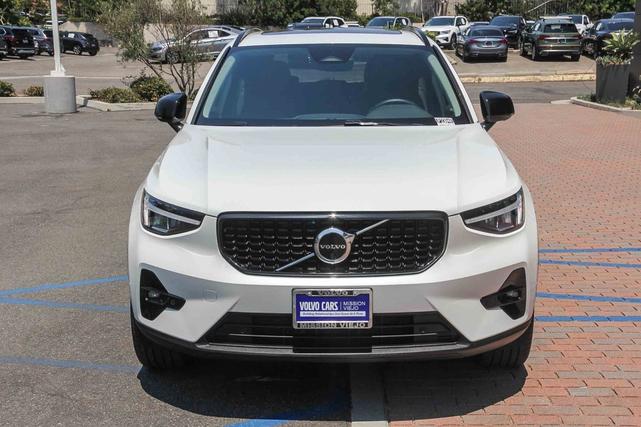 Photo of 2025 Crystal White Pearl Volvo XC40