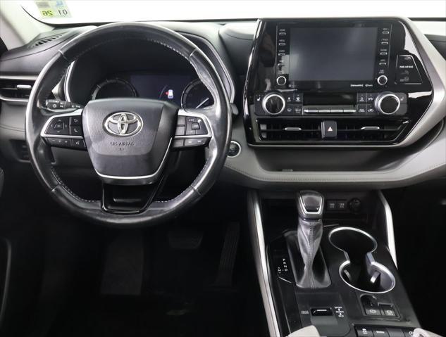 Photo of 2021 Celestial Silver Metallic Toyota Highlander