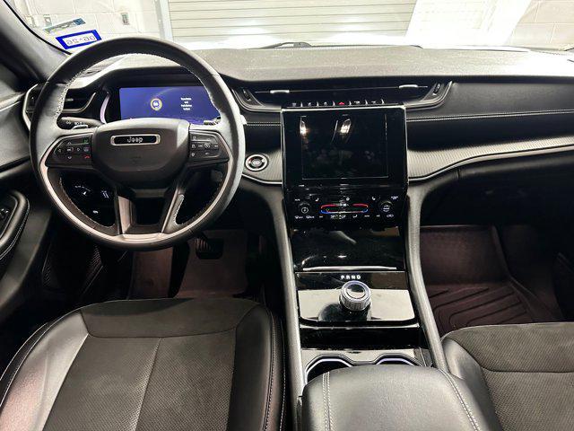 Photo of 2023 Diamond Black Crystal Pearlcoat Jeep Grand Cherokee L