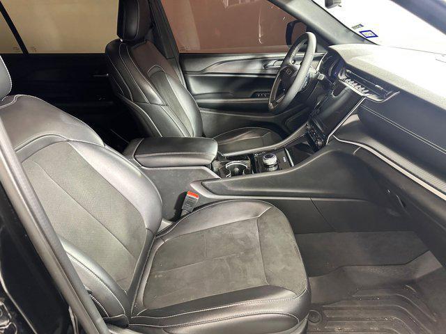 Photo of 2023 Diamond Black Crystal Pearlcoat Jeep Grand Cherokee L