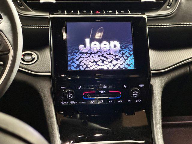 Photo of 2023 Diamond Black Crystal Pearlcoat Jeep Grand Cherokee L