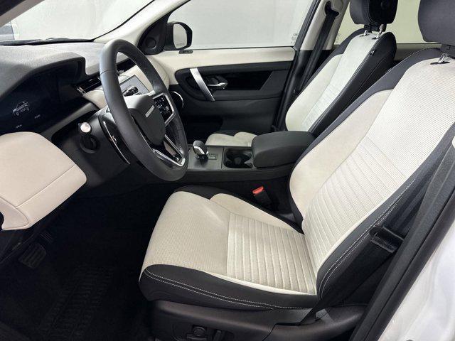 Photo of 2024 Fuji White Land Rover Discovery Sport