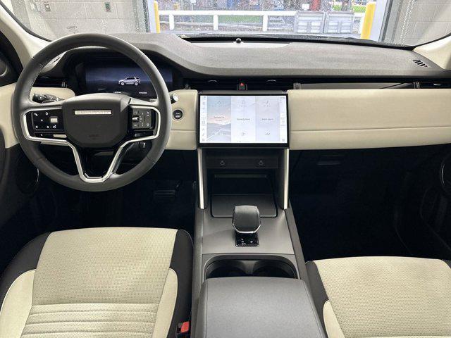 Photo of 2024 Fuji White Land Rover Discovery Sport