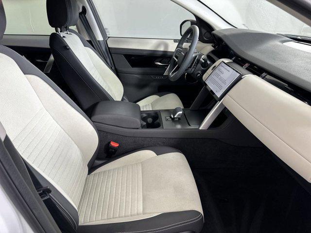 Photo of 2024 Fuji White Land Rover Discovery Sport