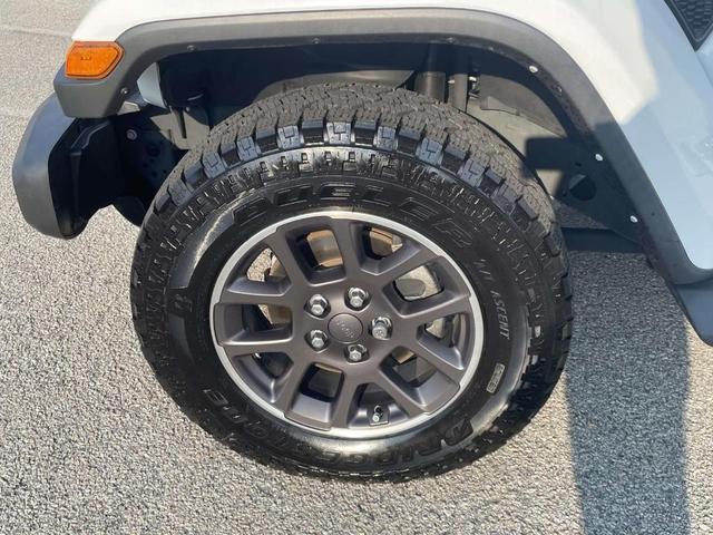 Photo of 2022 Bright White Clearcoat Jeep Gladiator