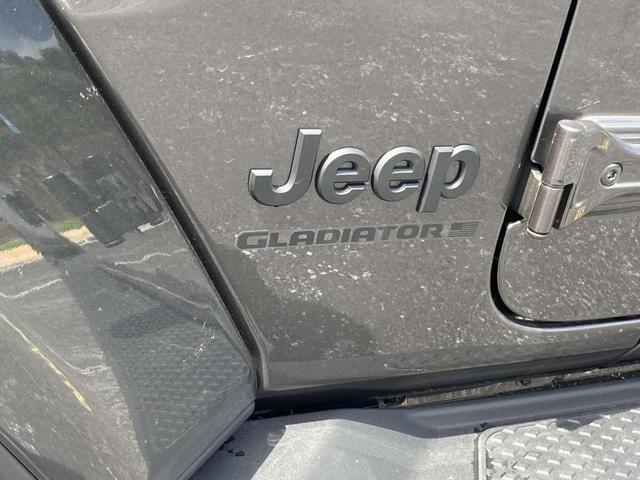 Photo of 2025 Granite Crystal Clearcoat Metallic Jeep Gladiator