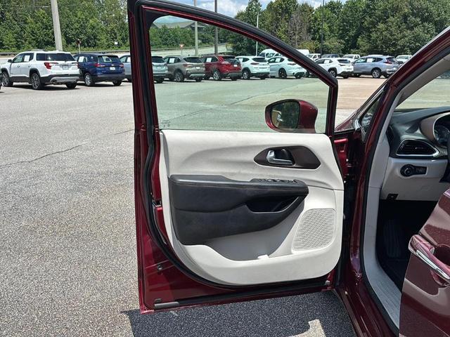 Photo of 2018 Velvet Red Pearlcoat Chrysler Pacifica