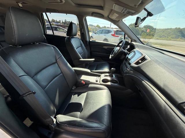 Photo of 2018 White Honda Pilot