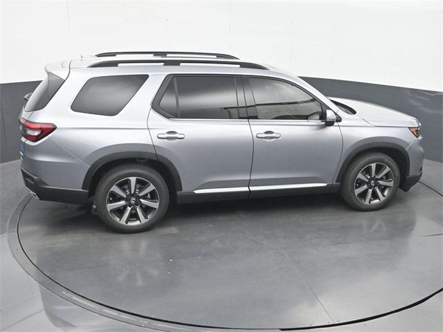 Photo of 2025 Lunar Silver Metallic Honda Pilot