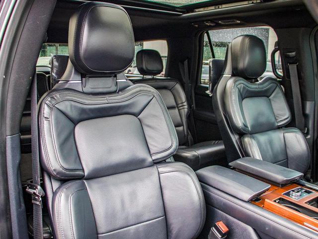 Photo of 2022 Infinite Black Metallic Clearcoat Lincoln Navigator