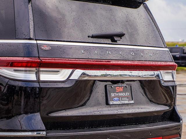 Photo of 2022 Infinite Black Metallic Clearcoat Lincoln Navigator