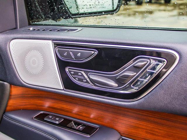Photo of 2022 Infinite Black Metallic Clearcoat Lincoln Navigator