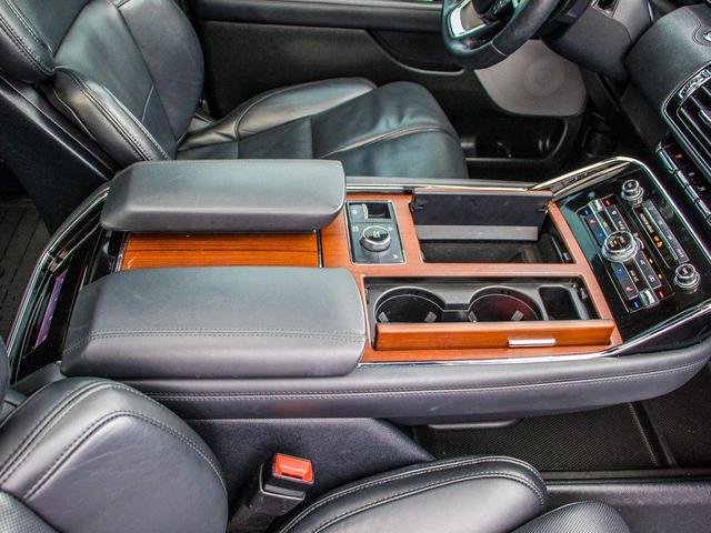 Photo of 2022 Infinite Black Metallic Clearcoat Lincoln Navigator