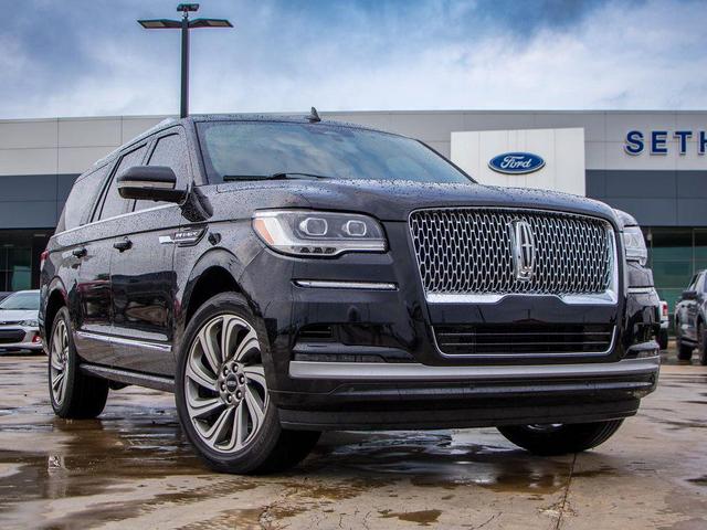 Photo of 2022 Infinite Black Metallic Clearcoat Lincoln Navigator