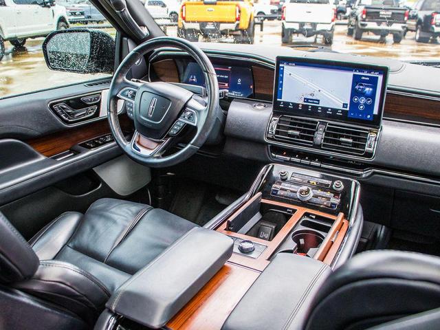 Photo of 2022 Infinite Black Metallic Clearcoat Lincoln Navigator
