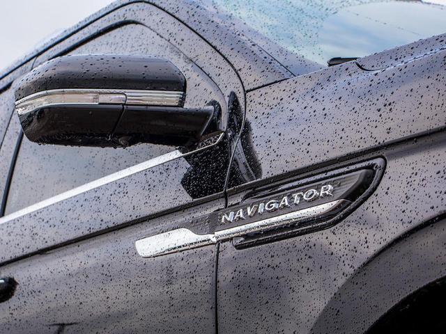 Photo of 2022 Infinite Black Metallic Clearcoat Lincoln Navigator
