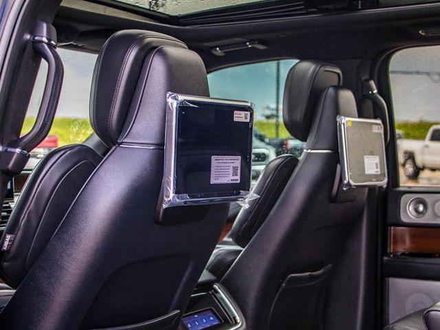 Photo of 2022 Infinite Black Metallic Clearcoat Lincoln Navigator