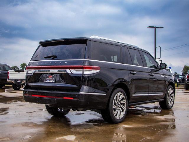 Photo of 2022 Infinite Black Metallic Clearcoat Lincoln Navigator