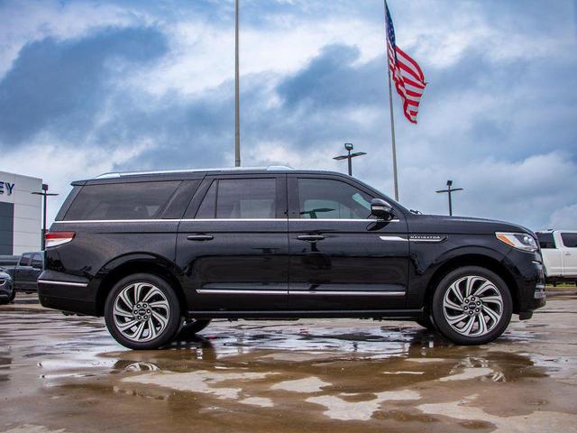 Photo of 2022 Infinite Black Metallic Clearcoat Lincoln Navigator