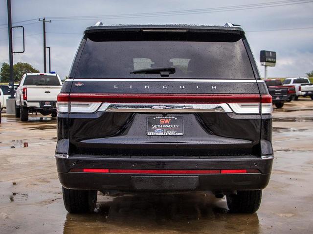 Photo of 2022 Infinite Black Metallic Clearcoat Lincoln Navigator