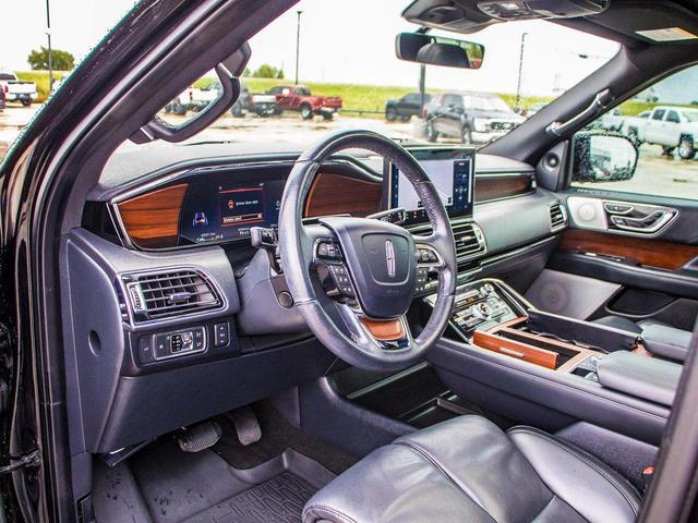 Photo of 2022 Infinite Black Metallic Clearcoat Lincoln Navigator